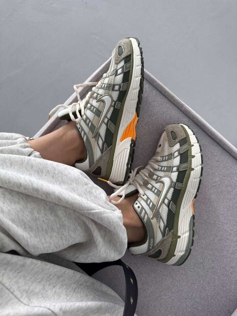 ADULT SNEAKERS