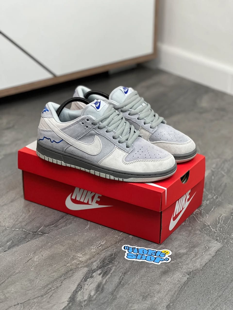 ADULT SNEAKERS