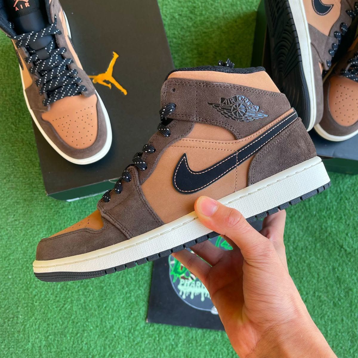 ADULT SNEAKERS