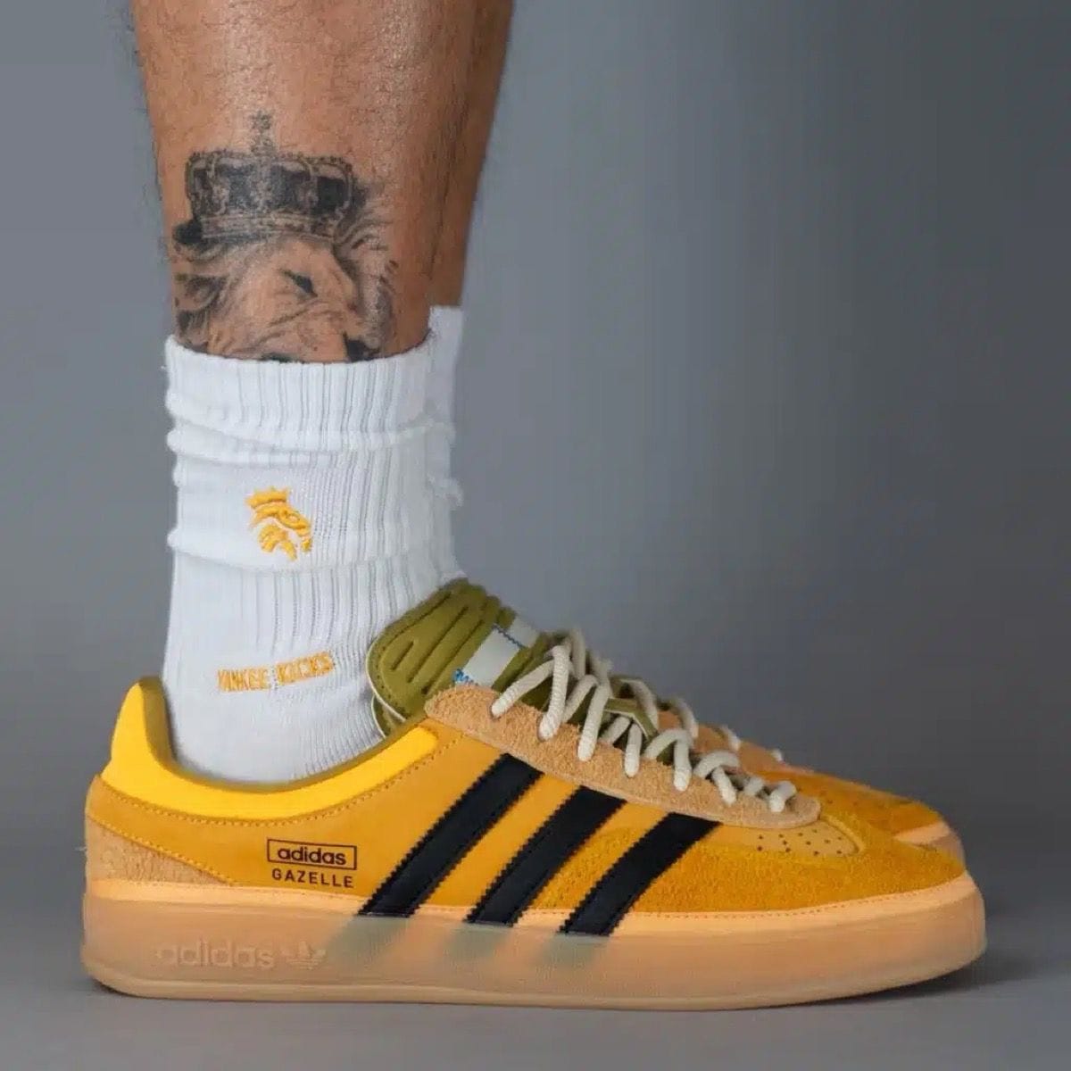 ADULT SNEAKERS